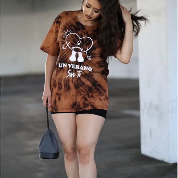 Tops - Brown BAD BUNNY Tie Dye BLEACH 
T SHIRT size XL
True to size
Unisex top